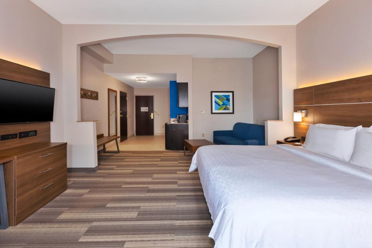 Holiday Inn Express Hotel & Suites Warminster-Horsham By Ihg Exterior photo